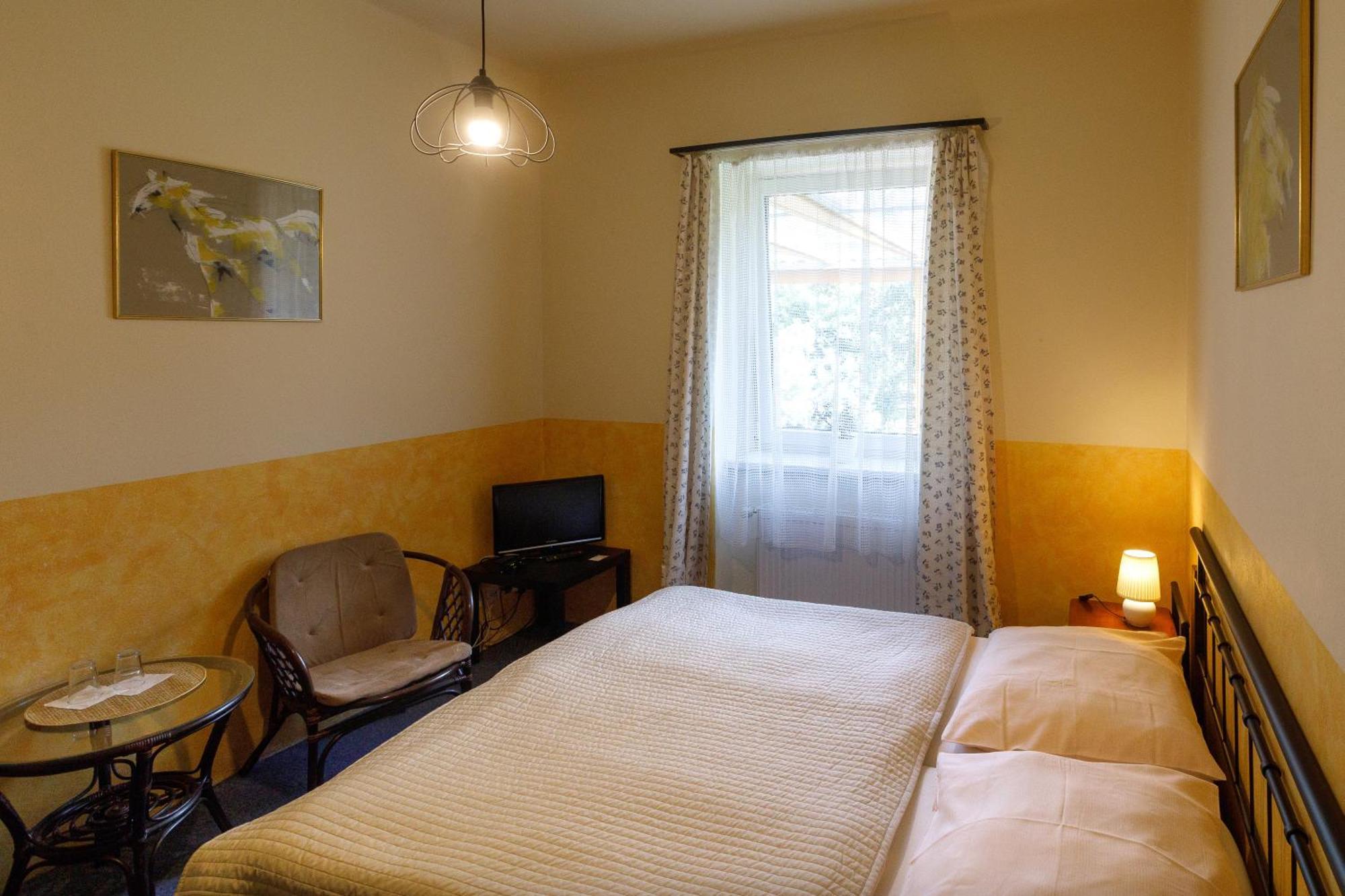 Hotel Atlas Ceske Budejovice Oda fotoğraf
